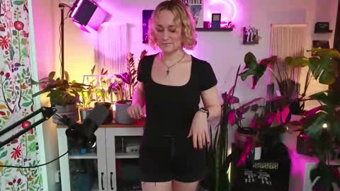 Zoey Ryan online show from 12-15-25, 05:06