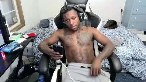 Snapshot of zoneingout chatting on 12-27-24, 01:43 zoneingout online show from 12-27-24, 01:43