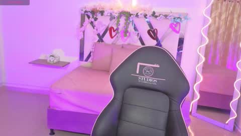 ZURY   online show from 10-02-25, 11:39