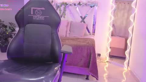 Snapshot of zury_tay chatting on 06-17-26, 12:18 ZURY online show from 06-17-26, 12:18