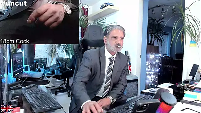 Snapshot of OnlineBossUK chatting on 09-17-25, 06:09 OnlineBossUK online show from 09-17-25, 06:09