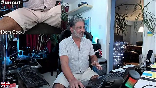 Snapshot of OnlineBossUK chatting on 09-19-25, 02:13 OnlineBossUK online show from 09-19-25, 02:13