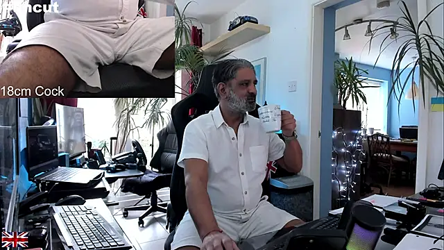 Snapshot of OnlineBossUK chatting on 10-04-25, 01:31 OnlineBossUK online show from 10-04-25, 01:31