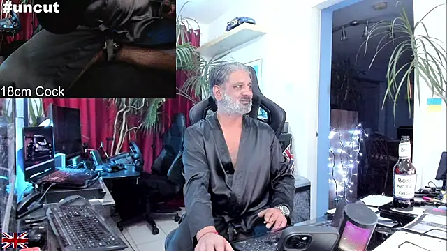 Snapshot of OnlineBossUK chatting on 10-05-25, 01:37 OnlineBossUK online show from 10-05-25, 01:37
