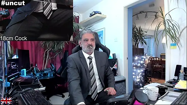 Snapshot of OnlineBossUK chatting on 10-16-25, 04:52 OnlineBossUK online show from 10-16-25, 04:52