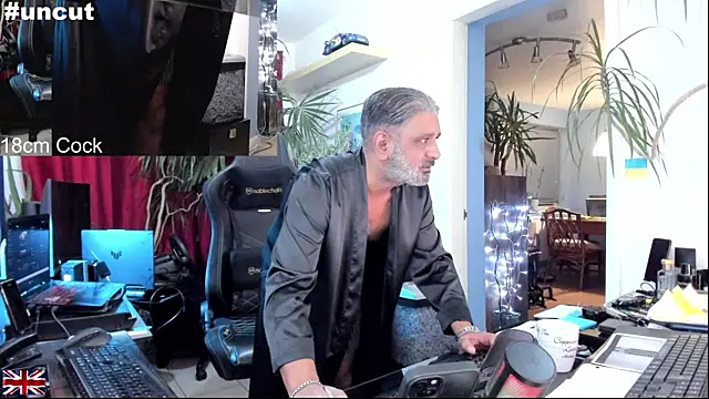 Snapshot of OnlineBossUK chatting on 10-18-25, 10:10 OnlineBossUK online show from 10-18-25, 10:10