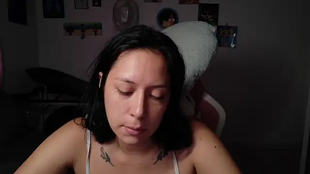 Snapshot of MommyMiaWs chatting on 06-16-26, 01:47 MommyMiaWs online show from 06-16-26, 01:47