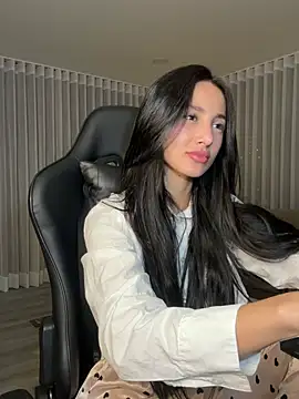 EvaMoet online show from 12-13-24, 05:49