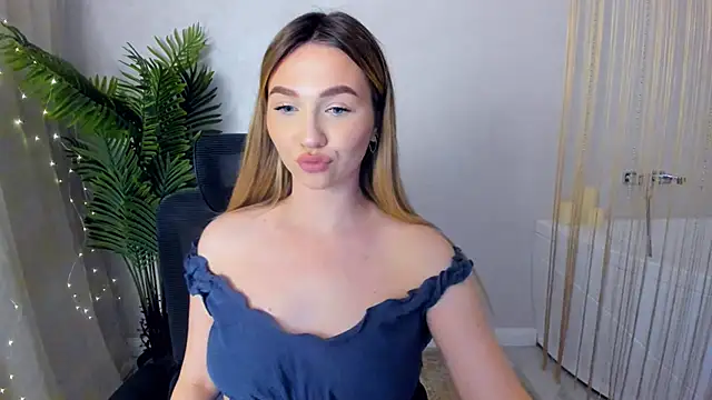 Snapshot of GracefulLook chatting on 01-18-25, 02:03 GracefulLook online show from 01-18-25, 02:03