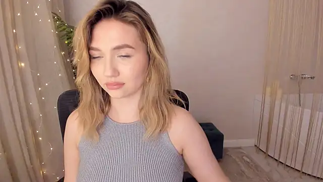 Snapshot of GracefulLook chatting on 01-19-25, 01:53 GracefulLook online show from 01-19-25, 01:53