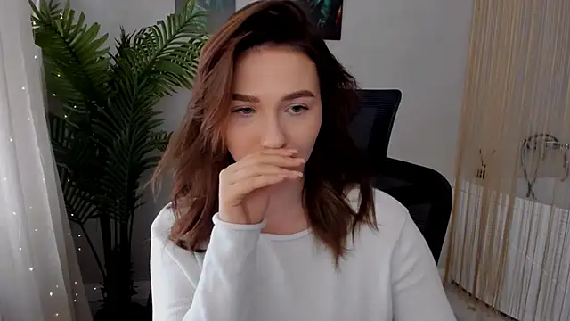 Snapshot of GracefulLook chatting on 02-28-25, 09:58 GracefulLook online show from 02-28-25, 09:58