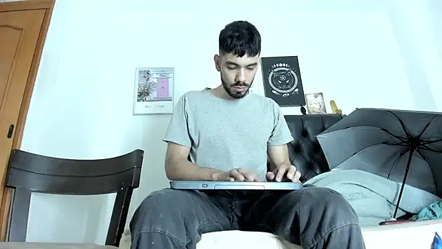 Snapshot of JohanyLatino chatting on 02-25-25, 12:13 JohanyLatino online show from 02-25-25, 12:13