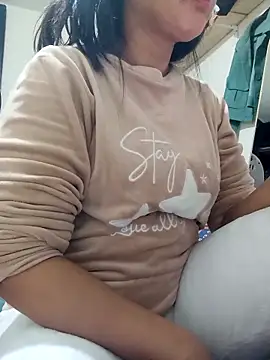 Snapshot of lolo890 chatting on 12-14-25, 12:21 lolo890 online show from 12-14-25, 12:21