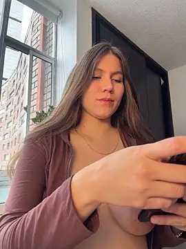 AmelieLaurent  online show from 05-13-26, 02:47