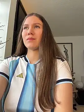 Snapshot of AmelieLaurent_ chatting on 06-17-26, 06:09 AmelieLaurent online show from 06-17-26, 06:09