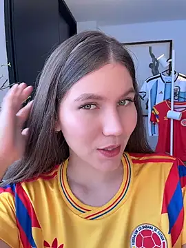 Snapshot of AmelieLaurent_ chatting on 06-18-26, 03:49 AmelieLaurent online show from 06-18-26, 03:49