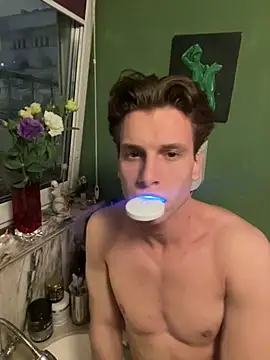 Snapshot of ETHAN_MOORE chatting on 10-31-25, 03:35 ETHAN MOORE online show from 10-31-25, 03:35