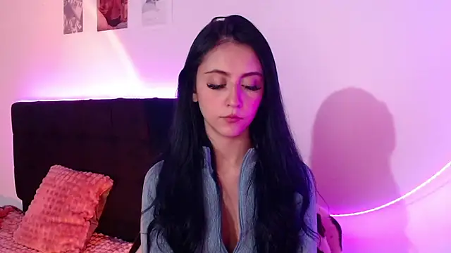 Coralinnee  online show from 03-07-25, 04:13