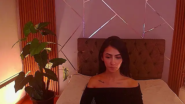 Coralinnee  online show from 05-06-26, 05:35