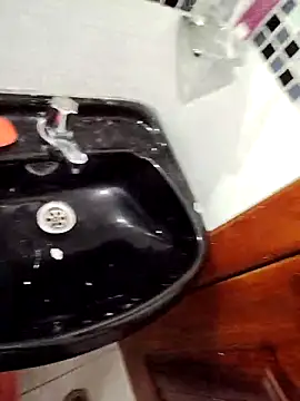 Snapshot of Alexisllanos chatting on 12-21-25, 05:03 Alexisllanos online show from 12-21-25, 05:03