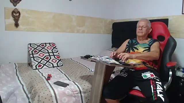 Snapshot of VALENTINO1983_ chatting on 10-22-25, 03:45 VALENTINO1983 online show from 10-22-25, 03:45