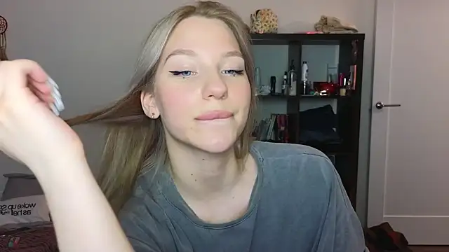 Snapshot of MiaKeler chatting on 03-17-25, 08:09 MiaKeler online show from 03-17-25, 08:09