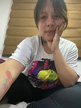 Snapshot of Bruja_lu chatting on 01-18-25, 11:22 Bruja lu online show from 01-18-25, 11:22