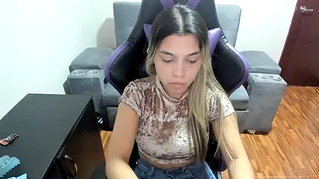 Snapshot of LuisaReyes_2911 chatting on 03-17-25, 02:52 LuisaReyes 2911 online show from 03-17-25, 02:52