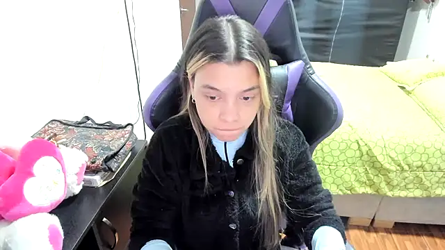 Snapshot of LuisaReyes_2911 chatting on 10-18-25, 02:14 LuisaReyes 2911 online show from 10-18-25, 02:14