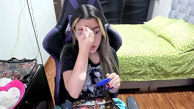 Snapshot of LuisaReyes_2911 chatting on 10-25-25, 01:46 LuisaReyes 2911 online show from 10-25-25, 01:46