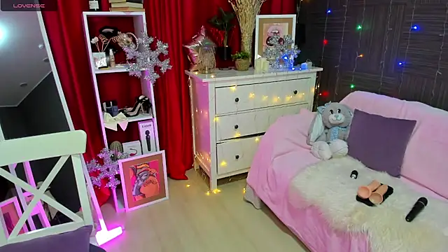 Snapshot of Queen_baby chatting on 12-14-24, 02:45 Queen baby online show from 12-14-24, 02:45