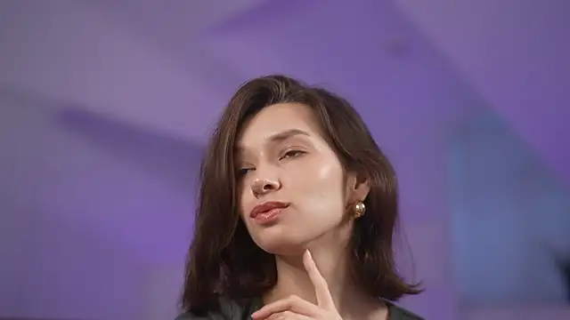 VivianLy  online show from 01-09-25, 07:52