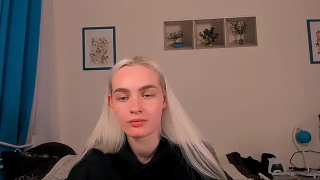 Snapshot of OliviaKisss chatting on 05-18-26, 06:58 OliviaKisss online show from 05-18-26, 06:58