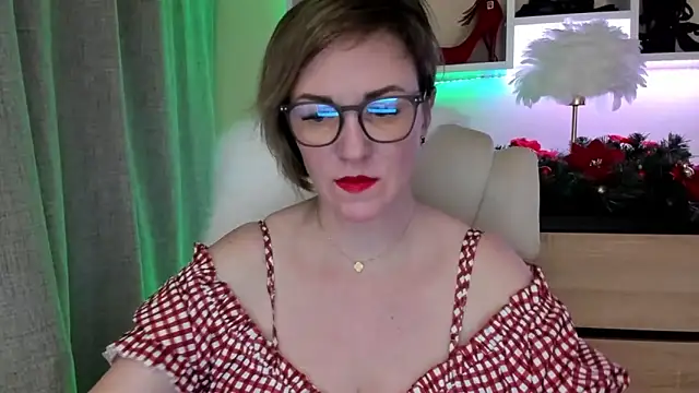 Snapshot of feliziaDesire chatting on 12-17-25, 02:23 feliziaDesire online show from 12-17-25, 02:23