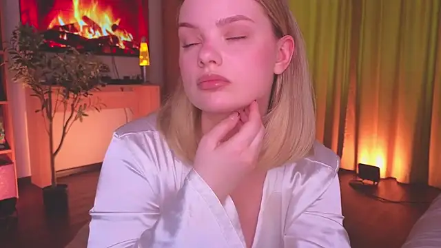 Snapshot of Hottie_Jane chatting on 07-25-26, 01:30 Hottie Jane online show from 07-25-26, 01:30