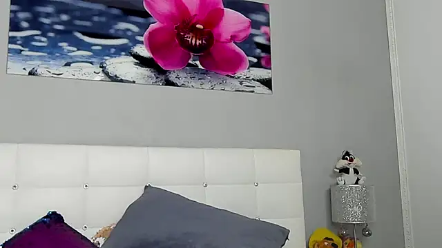 Snapshot of JuliaHunts chatting on 12-14-25, 05:24 JuliaHunts online show from 12-14-25, 05:24