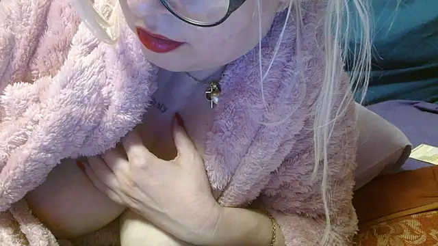 Snapshot of martachatte chatting on 05-06-26, 08:36 martachatte online show from 05-06-26, 08:36