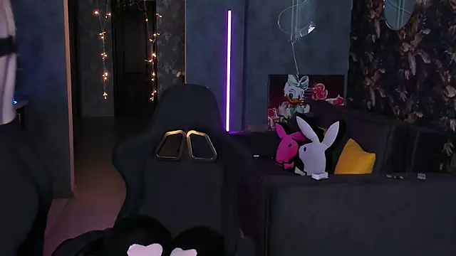 Snapshot of Blckmirrorr chatting on 12-20-25, 02:13 Blckmirrorr online show from 12-20-25, 02:13