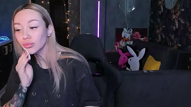 Snapshot of Blckmirrorr chatting on 12-21-25, 09:27 Blckmirrorr online show from 12-21-25, 09:27