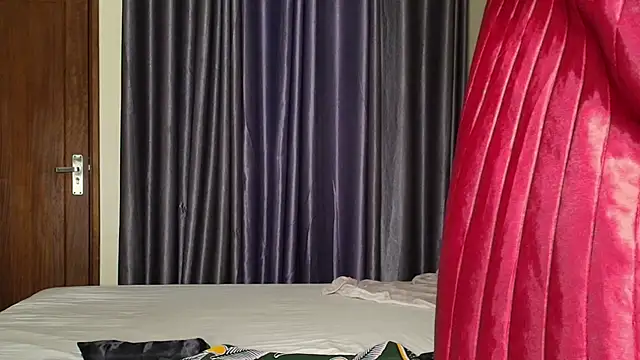 Snapshot of queen_heather chatting on 10-14-25, 10:54 queen heather online show from 10-14-25, 10:54