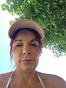 Snapshot of JuneLaFrenchie chatting on 06-25-26, 01:48 JuneLaFrenchie online show from 06-25-26, 01:48