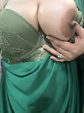 Snapshot of Sexybomb33 chatting on 11-29-25, 08:56 Sexybomb33 online show from 11-29-25, 08:56