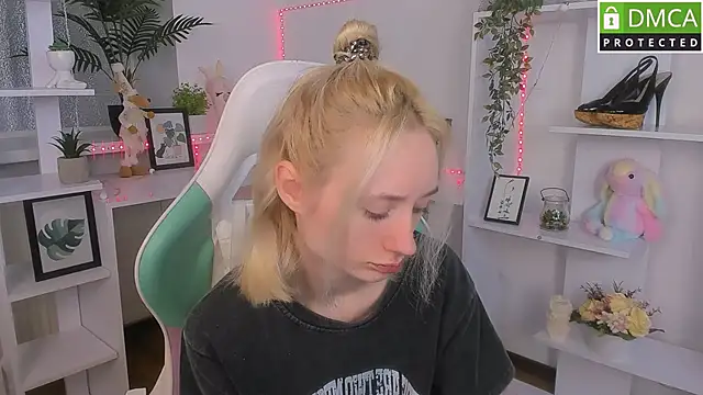 Katia Kim online show from 10-23-25, 05:40