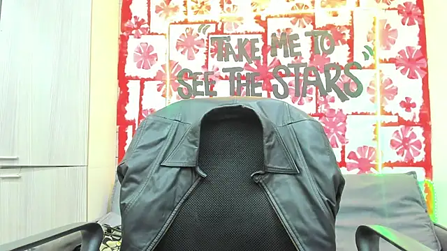 Snapshot of Mhelanny2 chatting on 02-19-25, 08:12 Mhelanny2 online show from 02-19-25, 08:12