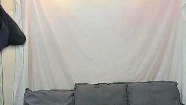 Snapshot of Mhelanny2 chatting on 09-18-25, 04:09 Mhelanny2 online show from 09-18-25, 04:09