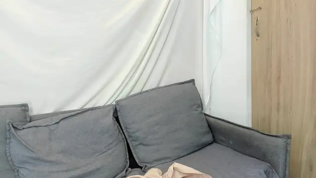 Snapshot of Mhelanny2 chatting on 09-28-25, 05:57 Mhelanny2 online show from 09-28-25, 05:57