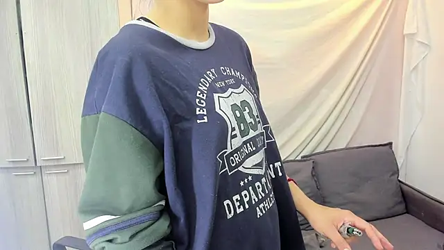 Snapshot of Mhelanny2 chatting on 09-28-25, 06:02 Mhelanny2 online show from 09-28-25, 06:02