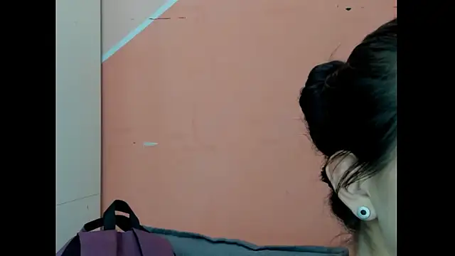 Snapshot of Mhelanny2 chatting on 10-24-25, 09:22 Mhelanny2 online show from 10-24-25, 09:22