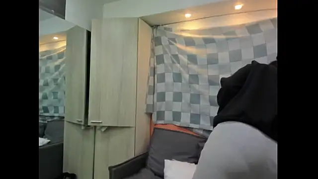 Snapshot of Mhelanny2 chatting on 11-16-25, 06:46 Mhelanny2 online show from 11-16-25, 06:46