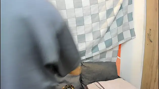 Snapshot of Mhelanny2 chatting on 11-17-25, 06:24 Mhelanny2 online show from 11-17-25, 06:24